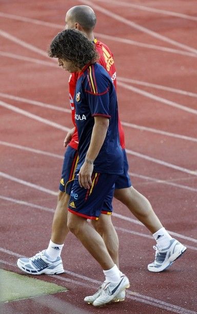 Spain's Carles Puyol leaves the pitch at the start of a training session at the Spanish Soccer Federation headquarters in Las Rozas, outside Madrid, August 31, 2010. Spain will face Liechtenstein on September 3 for their Euro 2012 qualifying soccer match. REUTERS/Susana Vera (SPAIN - Tags: SPORT SOCCER)