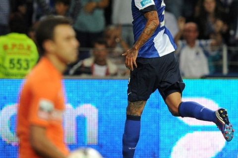 FC Porto's Lucho Gonzalez, from Argentina, celebrates after scoring past Vitoria Guimaraes' goalkeeper Douglas de Jesus, from Brazil, in a Portuguese League soccer match at the Dragao Stadium in Porto, Portugal, Saturday, Aug. 25, 2012.(AP Photo/Paulo Duarte)