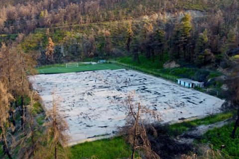 Ο Αιμίλιος πήγε τη FUSSBALLLIEBE από τη Γερμανία στα Βασιλικά της Βόρειας Εύβοιας στο γήπεδο που κάηκε στις φωτιές του 2021