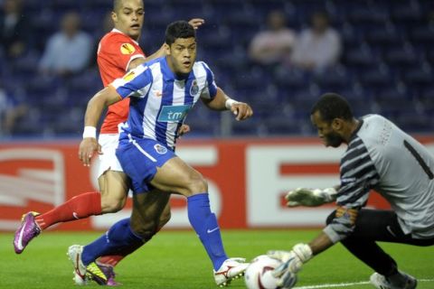 FC Portos goalkeeper from Brazil Helton Arruda (R) stops a ball near teammate forward from Brazil Givanildo de Souza "Hulk" (C) and Spartaks Brazilian striker Welliton (L) during their UEFA Europa League quarter finals first leg football match at the Dragao Stadium in Porto, on April 7, 2011. AFP PHOTO / MIGUEL RIOPA (Photo credit should read MIGUEL RIOPA/AFP/Getty Images)