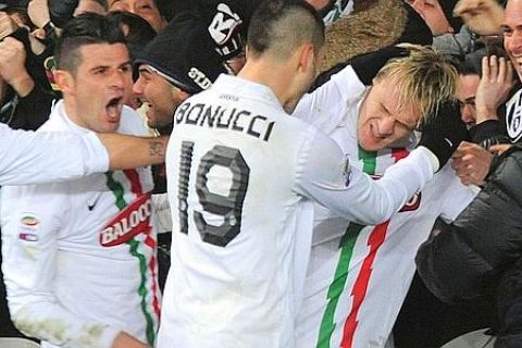 Milos Krasic festeggiato da compagni e tifosi dopo il gol sullo scadere nell'incontro con la Lazio allo stadio Olimpico di Torino, 12 dicembre 2010. ANSA / TONINO DI MARCO