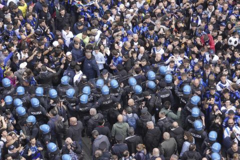 Οι φίλοι της Ίντερ πανηγυρίζουν την κατάκτηση της Serie A 2023-2024 στους δρόμους του Μιλάνου | Κυριακή 28 Απριλίου 2024