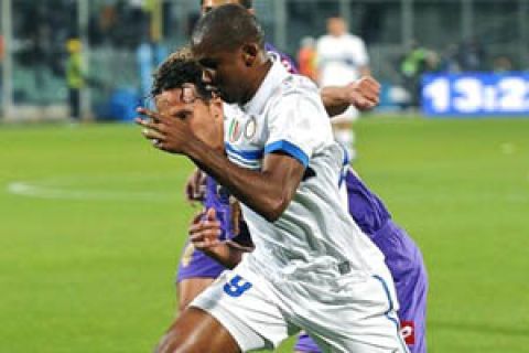 Inter Milan's Cameroonian forward Samuel Eto'o (R) fights for the ball against Fiorentina during their Italian Serie A football match on April 10, 2010 at Florence's Artemio Franchi comunal stadium.  The match ended 2-2.  AFP PHOTO / ANDREAS SOLARO (Photo credit should read ANDREAS SOLARO/AFP/Getty Images)