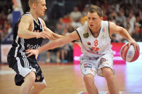 Cholet's basket-ball player Arvydas Eitutavicius (R) vies with Gravelines' Ben Woodside (L) during their French national Pro A final Play off basket-ball match Cholet vs Gravelines, on June 4, 2010 in Cholet. AFP PHOTO FRANK PERRY
