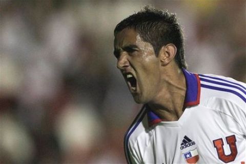 Osvaldo Gonzalez of Chile's Universidad de Chile celebrates after scoring against Brazil's Vasco da Gama during a Copa Sudamericana semifinal soccer match in Rio de Janeiro, Brazil, Wednesday Nov. 23, 2011. (AP Photo/Felipe Dana)