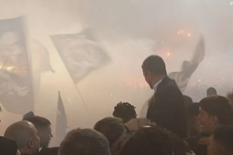 ΠΑΟΚ: Σήκωσαν στα χέρια τον Λουτσέσκου οι ποδοσφαιριστές του Δικεφάλου