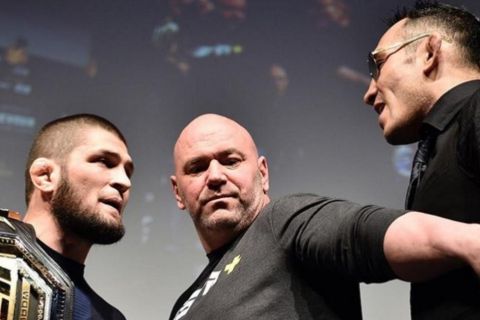 O Nurmagomedov κλωτσάει την ζώνη του Ferguson σε θερμό staredown