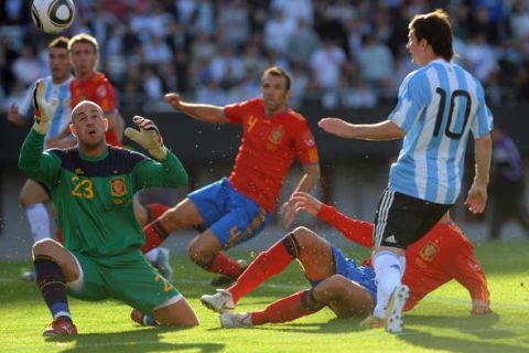 Télam Buenos Aires, 07/09/10 - Los seleccionados de 
Argentina y el campeón mundial España están jugando desde las 17 en el estadio Monumental de River Plate, Lionel Messi convierte el primer gol de argentina. Foto: Juan Roleri/Télam/cl