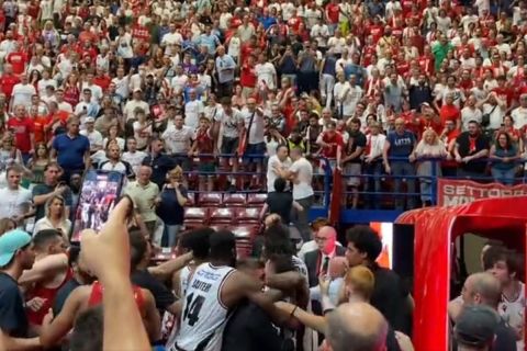 Χάος στο Mediolanum Forum: Ο Ντάνιελ Χάκετ προσπάθησε να ανέβει στην εξέδρα μετά το Αρμάνι - Βίρτους