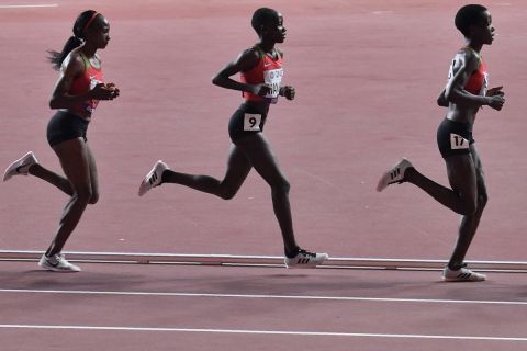 Η Hellen Obiri, η Rosemary Monica Wanjiru και η Agnes Jebet Tirop, από αριστερά προς τα δεξιά, όλες από την Κένυα, αγωνίζονται στον αγώνα 10.000 μέτρων γυναικών κατά τη διάρκεια του Παγκοσμίου Πρωταθλήματος Στίβου στη Ντόχα, Κατάρ, το Σάββατο, 28 Σεπτεμβρίου 2019