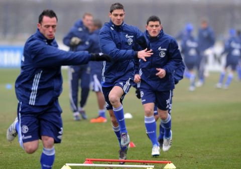 Schalke's new recruit Greek striker Angelos Charisteas (C) warms up with Greek defender Kyriakos Papadopoulous (R) and other teammates during a training session of German first division Bundesliga club Schalke 04 on February 1, 2011 in Gelsenkirchen, western Germany. Bundesliga side Schalke 04 on Sunday (January 30, 2011) signed Charisteas until the end of the season.    AFP PHOTO / PATRIK STOLLARZ (Photo credit should read PATRIK STOLLARZ/AFP/Getty Images)