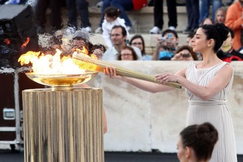 Η Ολυμπιακή φλόγα σε βρετανικά χέρια 