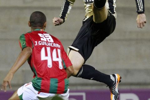 Benfica's Paraguayan forward Oscar Cardozo (R) vies with Maritimo's Brazilian defender Joao Guilherme during their Portuguese league football match Benfica vs Maritimo at Barreiros Stadium in Funchal, on Madeira Island, on December 11, 2011.   AFP PHOTO/ GREGORIO CUNHA (Photo credit should read GREGORIO CUNHA/AFP/Getty Images)