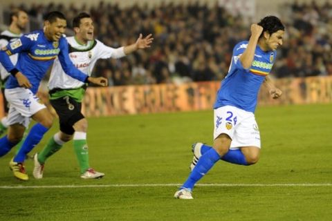 Valencia's Tino Costa (R) celebrates a goal against Racing Santander during their Spanish First Division match at Sardinero stadium in Santander January 31, 2011. REUTERS/Vincent West (SPAIN - Tags: SPORT SOCCER)