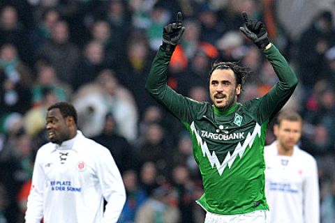 Fußball Bundesliga 14. Spieltag: Werder Bremen -FC St. Pauli am Sonntag (28.11.2010) im Weserstadion in Bremen. Der Bremer Hugo Almeida jubelt über sein Tor zum 1:0. Foto: Carmen Jaspersen dpa/lni (Achtung Sperrfrist! Die DFL erlaubt die Weiterverwertung der Bilder im IPTV, Mobilfunk und durch sonstige neue Technologien erst zwei Stunden nach Spielende. Die Publikation und Weiterverwertung im Internet ist während des Spiels auf insgesamt sechs Bilder pro Spiel begrenzt.)