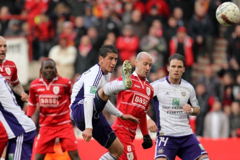 20130406 - LIEGE, BELGIUM: Anderlecht's Oleksandr Iakovenko and Standard's Laurent Ciman fight for the ball during the Jupiler Pro League match of Play-Off 1 between Standard de Liege and RSC Anderlecht, in Liege, Saturday 06 April 2013, on day 2 of the Play-Off 1 of the Belgian soccer championship. BELGA PHOTO VIRGINIE LEFOUR