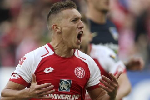 Mainz's Pablo de Blasis celebrates after giving his side a 1-0 lead during the German Bundesliga match between FSV Mainz 05 and Hertha BSC Berlin  in Mainz, Germany, Saturday, Sept. 23, 2017.  (Thomas Frey/dpa via AP)