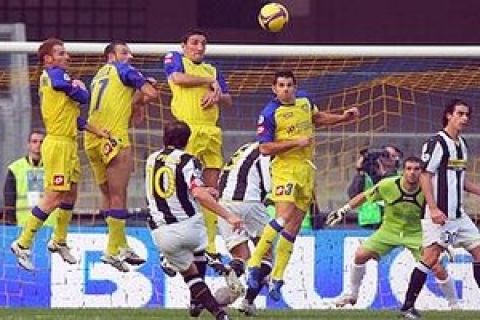 Juventus' Alessandro Del Piero, center n. 10, scores on a free kick,  during the Italian Serie A first division soccer match between Chievo and Juventus, at the Bentegodi stadium in Verona, Italy, Sunday, Nov. 9, 2008. (AP Photo/Felice Calabro')