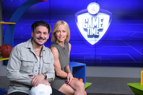 Ο Stan τραγουδάει «Επικίνδυνα» στο ΟΠΑΠ Game Time για το Ελλάδα-Ιρλανδία