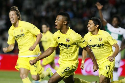 Partido de Liga entre el Elche y el Villarreal en Martínez Valero. En imagen, Uche y Rubén Pérez. Spanish League match between Elche and Villarreal. In this picture, Uche and Rubén Pérez.