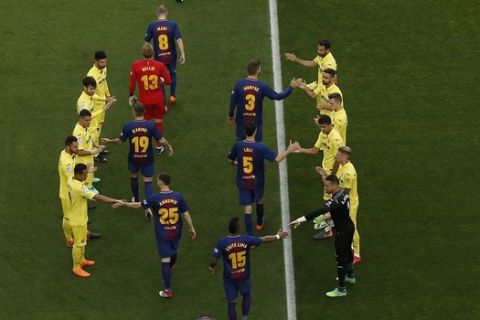 Villarreal players form a passage of honor for FC Barcelona players prior the Spanish League soccer match between FC Barcelona and Villarreal at the Camp Nou stadium in Barcelona, Spain, Wednesday, May 9, 2018. FC Barcelona won their 25th Spanish League title. (AP Photo/Manu Fernandez)