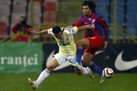 Fenerbahce's Mehmet Topuz (L) challenges Steaua Bucharest's Juan Toja (R) during their Europa League soccer match in Bucharest October 22, 2009. REUTERS/Bogdan Cristel (REUTERS SPORT SOCCER)