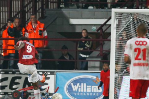 20121021 - MONS, BELGIUM: Mons' Aloys Nong scores the 2-1 goal during the Jupiler Pro League match between RAEC Mons and Standard, in Mons, Sunday 21 October 2012, on the eleventh day of the Belgian soccer championship. BELGA PHOTO BRUNO FAHY