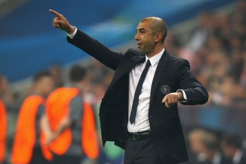 MUNICH, GERMANY - MAY 19:  Roberto Di Matteo interim manager of Chelsea gives instructions from the sideline during the UEFA Champions League Final between FC Bayern Muenchen and Chelsea at the Fussball Arena München on May 19, 2012 in Munich, Germany.  (Photo by Alex Livesey/Getty Images)