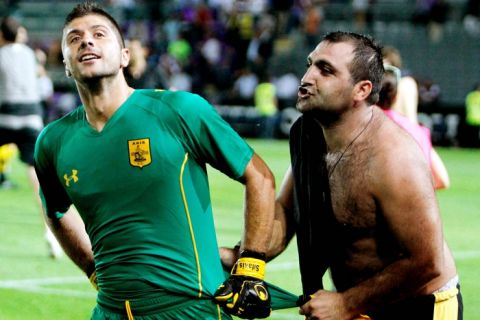 GEPA-26081064020 - WIEN,AUSTRIA,26.AUG.10 - FUSSBALL - UEFA Europa League, Play-Off, FK Austria Wien vs Aris Thessaloniki. Bild zeigt Michail Sifakis (Aris) und einen Fan. Foto: GEPA pictures/ Christian Ort