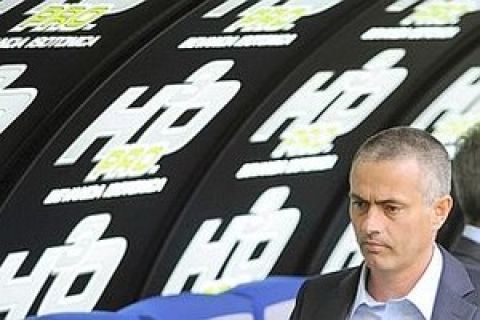 Inter Milan's Portuguese coach Jose Mourinho waits for the start of his team's Italian Serie A match against Genoa on October 26, 2008 at San Siro Stadium in Milan.  AFP PHOTO / DAMIEN MEYER