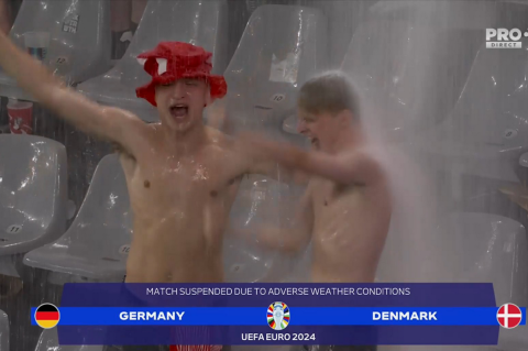 Euro 2024, Γερμανία - Δανία: Οπαδοί της Δανίας διασκέδαζαν στη βροχή  χωρίς τις μπλούζες τους
