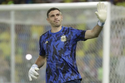 Argentina's goalkeeper Emiliano Martinez warms up prior to a qualifying soccer match for the FIFA World Cup 2026 against Brazil at Maracana stadium in Rio de Janeiro, Brazil, Tuesday, Nov. 21, 2023. (AP Photo/Bruna Prado)