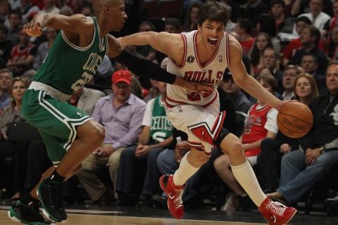 CHICAGO, IL - APRIL 07: Kyle Korver #26 of the Chicago Bulls drives against Ray Allen #20 of the Boston Celtics at United Center on April 7, 2011 in Chicago, Illinois. The Bulls defeated the Celtics 97-81. NOTE TO USER: User expressly acknowledges and agress that, by downloading and/or using this photograph, User is consenting to the terms and conditions of the Getty Images License Agreement.  (Photo by Jonathan Daniel/Getty Images)