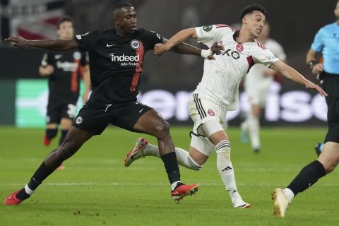 Aberdeen's Aberdeen's Bojan Miovski, right, and Frankfurt's Willian Pacho challenge for the ball during a Conference League Group G match between Eintracht Frankfurt and FC Aberdeen in Frankfurt, Germany, Wednesday, Sept. 20, 2023. (AP Photo/Michael Probst)