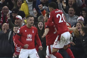 Nottingham Forest players celebrate after Nottingham Forest's Chris Wood scored his side's opening goal during the English Premier League soccer match between Nottingham Forest and Manchester City at City ground in Nottingham, England, Saturday, Feb. 18, 2023. (AP Photo/Rui Vieira)