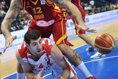 Georgia's Tornike Shengelia (down) and Macedonia's Pero Antic (up) vie for the ball during the group F, 2nd round qualification match between Georgia and Macedonia during the EuroBasket2011 in Vilnius on September 8, 2011. AFP PHOTO / JOE KLAMAR (Photo credit should read JOE KLAMAR/AFP/Getty Images)