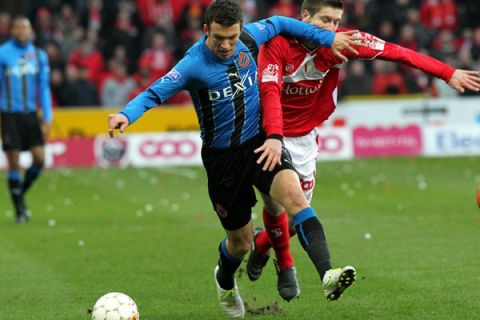 20110306 - LIEGE, BELGIUM: (L-R) Club's Ivan Perisic and Standard's Sebastien Pocognoli fight for the ball during the Jupiler Pro League match between Standard and Club Brugge, in Liege, Sunday 06 March 2011, on the 28th day of Belgian soccer championship.
BELGA PHOTO BRUNO FAHY-MICHEL KRAKOWSKI