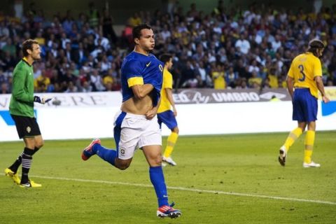 Brazil's Leandro Damiao (C) reacts after he scored a goal during a friendly football match between Sweden and Brazil at the Rasunda stadium in Solna on August 15, 2012. AFP PHOTO/JONATHAN NACKSTRAND        (Photo credit should read JONATHAN NACKSTRAND/AFP/GettyImages)