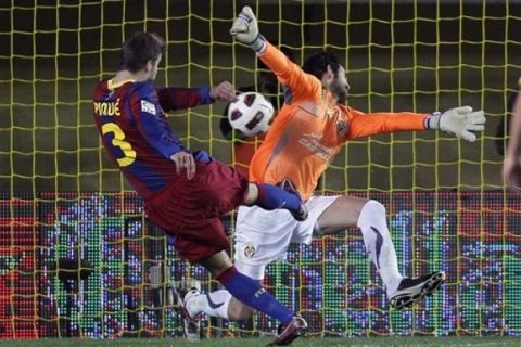 Barcelona's Gerard Pique, left, shoots to score pass Villarreal's goalkeeper Diego Lopez, right, during their Spanish La Liga soccer match at Madrigal stadium in Villarreal, Saturday, April  2, 2011. (AP Photo/ Alberto Saiz)