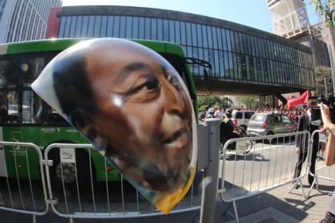 The former Brazilian player Edson Arantes do Nascimento Pele, during signing the custom Phonebooth VIVO Call Parade in front of the MASP, in the region of Paulista Avenue in So Paulo on Thursday, 08 (Photo: Vanessa Carvalho / Brazil Photo Press).