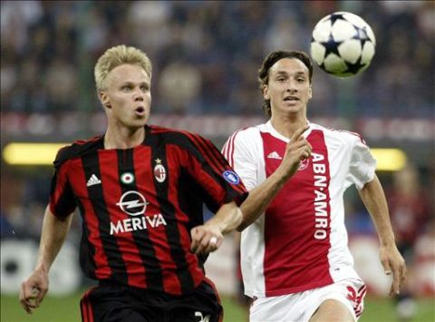 Martin Laursen (L) of AC Milan runs to the ball followed by AFC Ajax's Zlatan Ibrahimovic during their Champions League Group H match at Meazza stadium in Milan 16 September 2003.  AFP PHOTO/Vincenzo PINTO