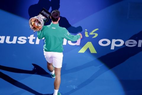 Ο Νόβακ Τζόκοβιτς με το τρόπαιο του Australian Open