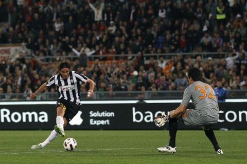 Juventus' Alessandro Matri (L) shoots to score against AS Roma's goalkeeper Alexander Doni during their Italian serie A soccer match at the Olympic stadium in Rome April 3, 2011. REUTERS/Max Rossi   (ITALY - Tags: SPORT SOCCER)