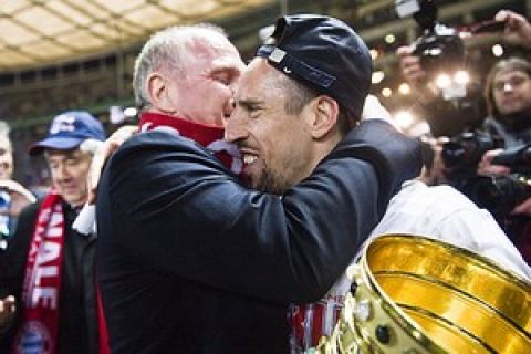 Praesident Uli HOENESS l. (FCB) herzt Franck RIBERY der den Pokal in der Hand haelt, 
Fussball DFB Pokal Finale der Maenner 2010, SV Werder Bremen - FC Bayern Muenchen 0:4, am 15.05.2010 in Berlin, saison0910