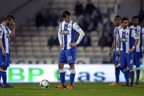 FC Porto's players Belgian midfielder  Steven Defour (L) and Brazilian forward Kleber Pinheiro (C) react after Gil Vicente's second goal during their Portuguese super league football match at the Cidade de Barcelos Stadium in Barcelos, on January 29, 2012. AFP PHOTO / MIGUEL RIOPA (Photo credit should read MIGUEL RIOPA/AFP/Getty Images)