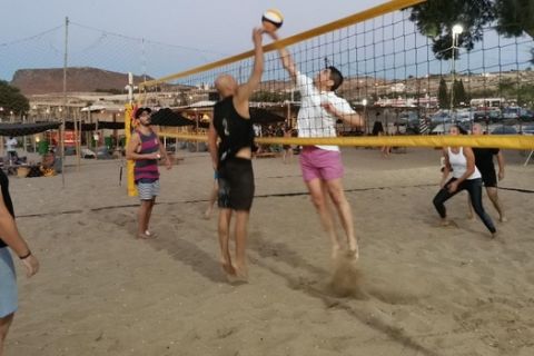 Ο Λευτέρης Αυγενάκης χαλαρώνει με Beach Volley