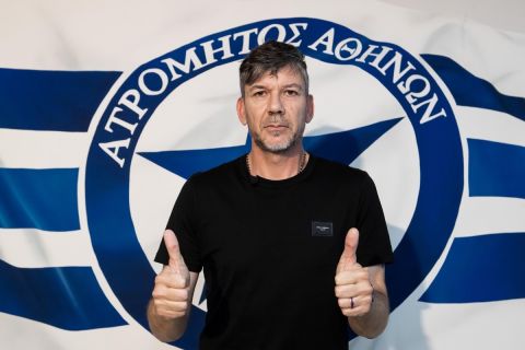 Ο Πάμπλο Γκαρσία κατά την υπογραφή του συμβολαίου του στον Ατρόμητο