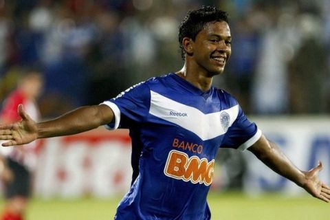 Wallyson of Brazil's Cruzeiro celebrates a goal during their Copa Libertadores soccer match against Argentina's Estudiantes in Sete Lagoas near Belo Horizonte February 16, 2011. REUTERS/Washington Alves (BRAZIL - Tags: SPORT SOCCER)