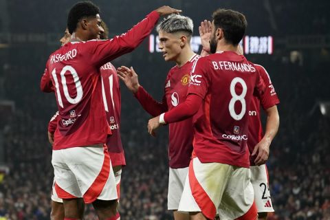 Manchester United's Alejandro Garnacho, centre, celebrates with his teammates after scoring his side's second goal during the English League Cup soccer match between Manchester United and Leicester City at the Old Trafford stadium in Manchester, England, Wednesday, Oct. 30, 2024. (AP Photo/Dave Thompson)