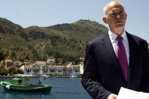 Στιγμιότυπο από την επίσκεψη του Πρωθυπουργού Γιώργου Παπανδρέου στο Καστελόριζο, Παρασκευή 23 Απριλίου 2010. Στη φωτογραφία ο Πρωθυπουργός με την Υπουργό Οικονομίας, Ανταγωνιστικότητας και Ναυτιλίας, Λούκα Κατσέλη. (EUROKINISSI // ΤΑΤΙΑΝΑ ΜΠΟΛΑΡΗ)